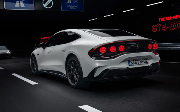
            Представлен новый Mercedes-AMG GT с имитацией V8 и меняющей цвет крышей
        