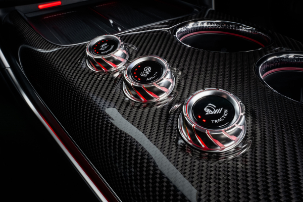 
            Представлен новый Mercedes-AMG GT с имитацией V8 и меняющей цвет крышей
        