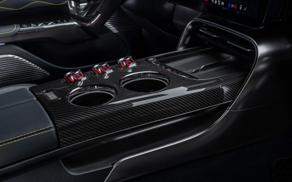 
            Представлен новый Mercedes-AMG GT с имитацией V8 и меняющей цвет крышей
        