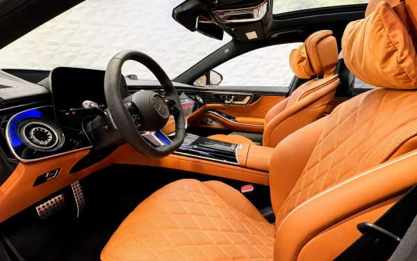 
            Он общается с другими авто. Обзор первого в России Mercedes S-Class 2026
        