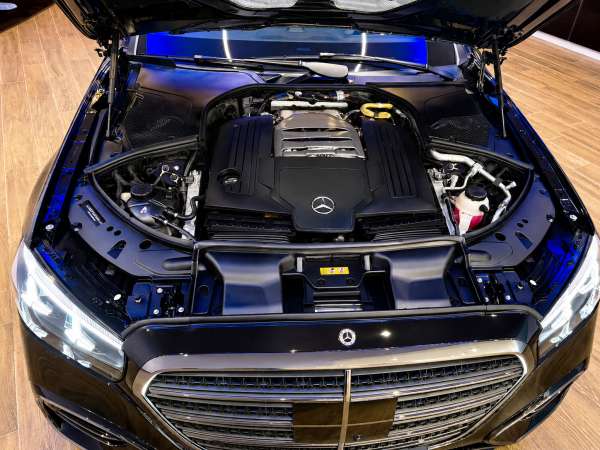 
            Он общается с другими авто. Обзор первого в России Mercedes S-Class 2026
        