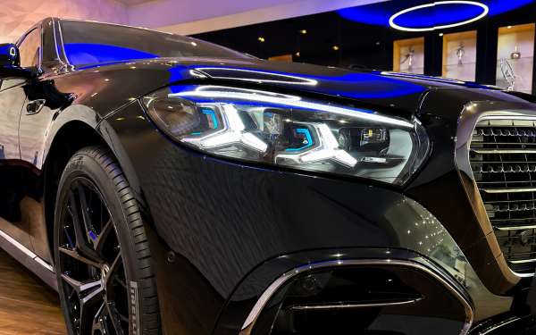 
            Он общается с другими авто. Обзор первого в России Mercedes S-Class 2026
        