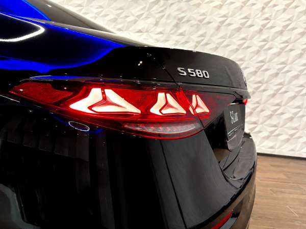 
            Он общается с другими авто. Обзор первого в России Mercedes S-Class 2026
        
