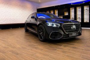 Он общается с другими авто. Обзор первого в России Mercedes S-Class 2026