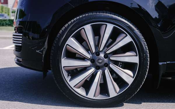 
            Maybach, не завидуй! Тест самого роскошного и дорогого Range Rover SV
        