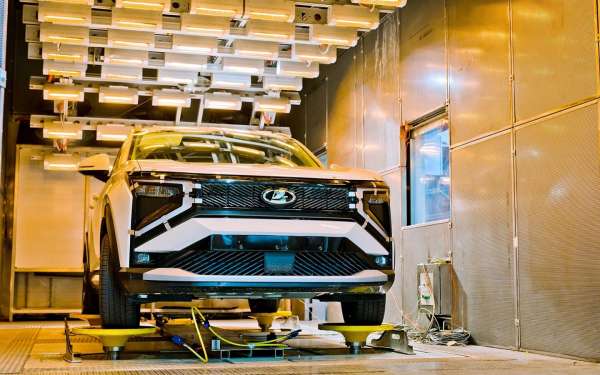 
            &laquo;Он опоздал&raquo;. Автожурналисты оценили перспективы нового Lada Azimut
        