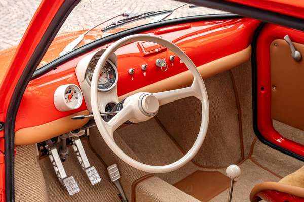 Старый Fiat 500, простоявший 25 лет в сарае, превратился в изысканный рестомод Scattante