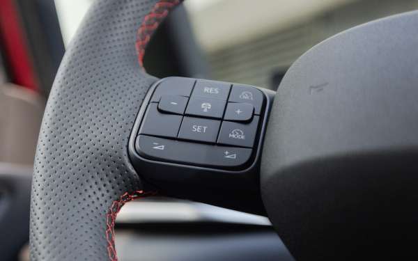 
            Volkswagen представил самую мощную модель GTI в истории. Это электрокар
        