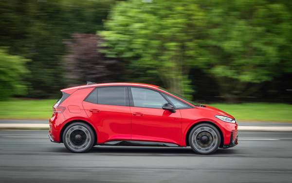 
            Volkswagen представил самую мощную модель GTI в истории. Это электрокар
        