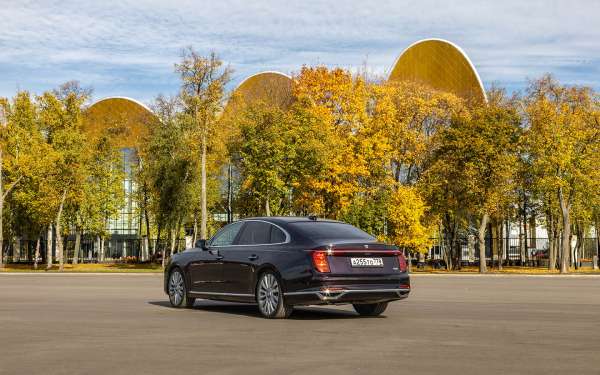 
            Уже не Hongqi, но еще не Aurus. Первый тест российского седана Senat 900
        