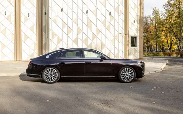 
            Уже не Hongqi, но еще не Aurus. Первый тест российского седана Senat 900
        